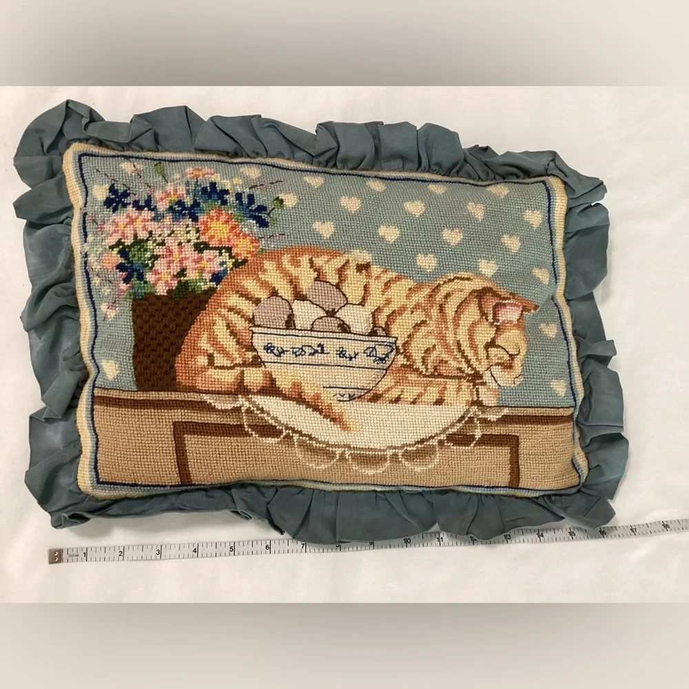 Vintage cross stitch cat pillow 🐈